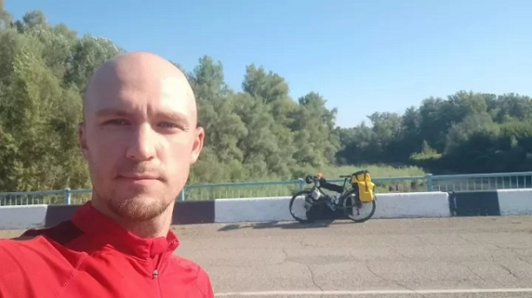 Курьер из Набережных Челнов проехал на велосипеде 765 км до Казахстана