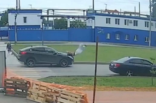 Авто протаранило девушку на зебре в Татарстане &ndash; на видео попал момент ДТП
