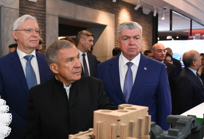 Флаг, побывавший в космосе, показали Рустаму Минниханову на выставке в Челнах