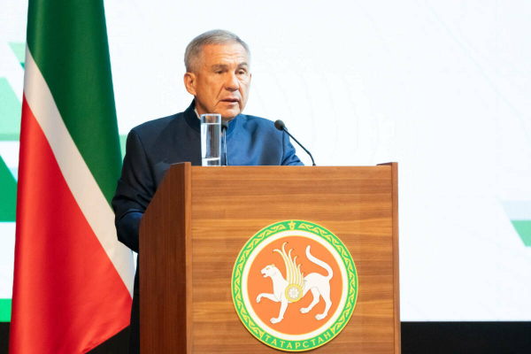 Минниханов отметил патриотическое значение герба и флага Татарстана