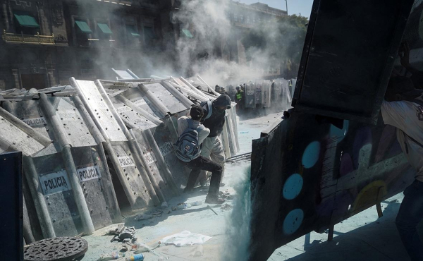 Массовые протесты &laquo;поколения Z&raquo; в Мексике переросли в столкновения с полицией