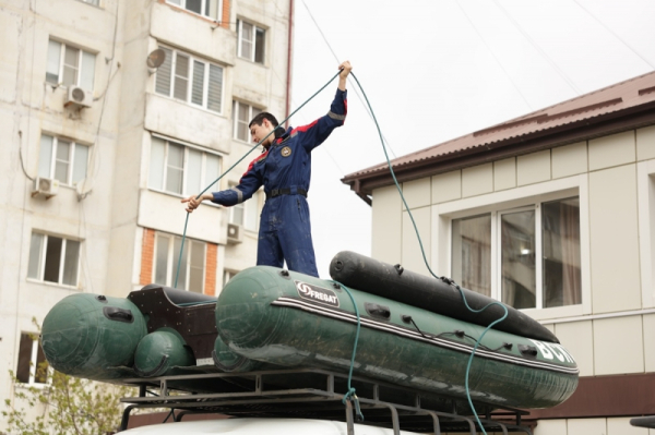 Более 100 добровольцев ВСКС и &laquo;Молодежки Народного Фронта&raquo; помогают бороться с последствиями паводка в Дагестане