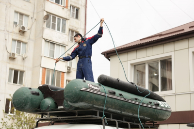 Более 100 добровольцев ВСКС и &laquo;Молодежки Народного Фронта&raquo; помогают бороться с последствиями паводка в Дагестане