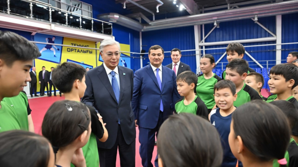 Токаев пожелал успехов юным теннисистам