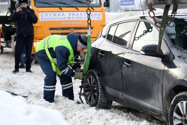 Почти 100 автомобилей эвакуировали в Казани из‑за неправильной парковки у остановок