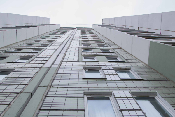 Машаров: за курение на балконе грозит штраф до 15 тысяч рублей