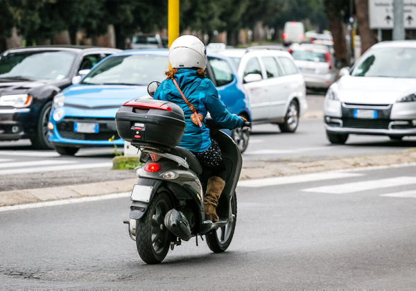 Пьяные за рулем, без госномеров и страховки: о самых грубых нарушениях мопедистов рассказали в МВД
