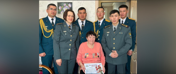 Гвардейцы навестили труженицу тыла