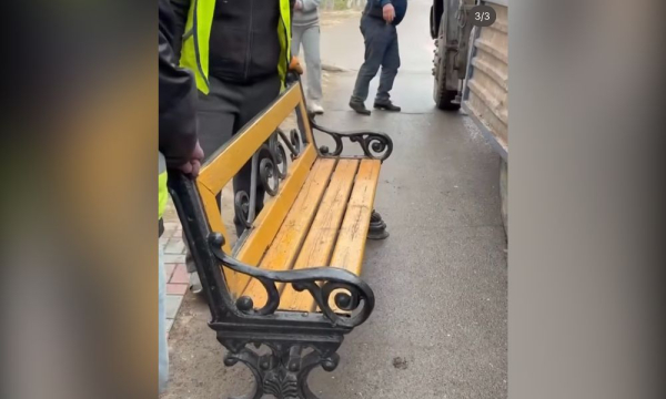 ​“Не старые, а винтажные”: в Атырау объяснили, зачем на набережной изношенные скамейки
