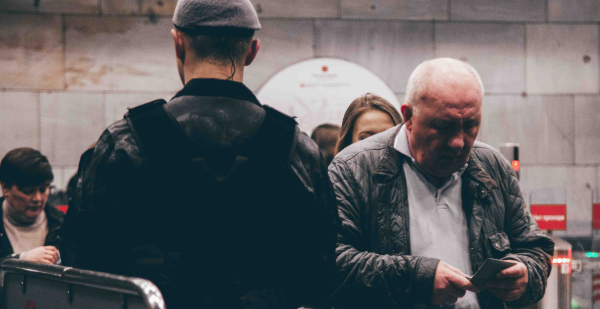 Юрист Зокиров рассказал, кто имеет право досматривать телефоны в метро