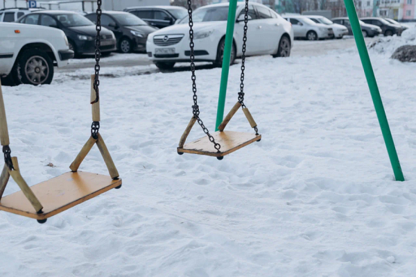 В Челнах ребенок получил травму на детской площадке, ее доставили в больницу Казани