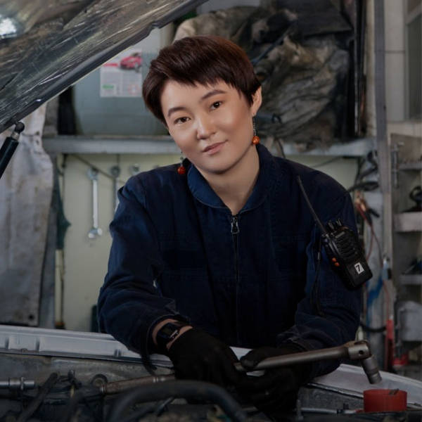 Казахстанки в мужских профессиях: Автомеханик, хирург-проктолог и осмотрщик вагонов