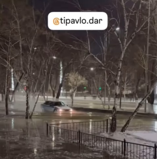 Центр Павлодара затопило водой