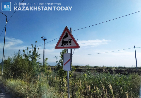 Тракторист погиб при столкновении с поездом в Костанайской области