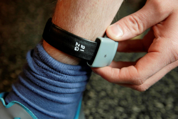 Электронное устройство будет следить за бывшими уголовниками в Атырау