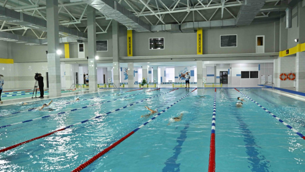Токаев отметил высокие стандарты QazSwimAcademy