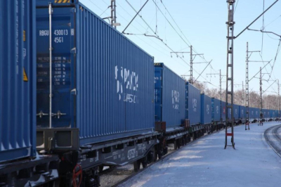 Из Тобольска во Владивосток отправили тестовый контейнерный поезд в 142 вагона с продукцией нефтехимии