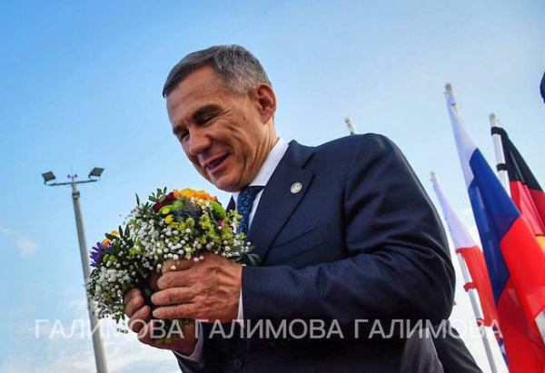 &laquo;Поздравляет каждую жительницу&raquo;: Галимова опубликовала фото Минниханова с цветами