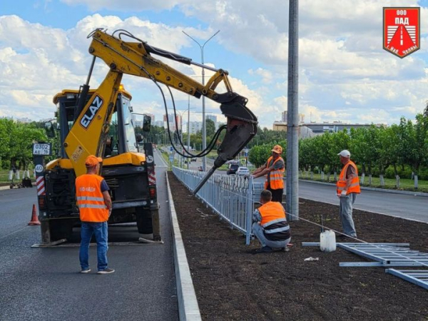 В Челнах устанавливают забор на улице Батенчука