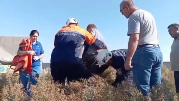 Мальчик верхом на лошади упал в пятиметровую яму в Шымкенте