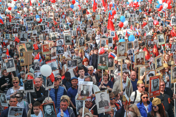Юрист объяснил, чьи портреты нельзя размещать в &laquo;Бессмертном полку&raquo;