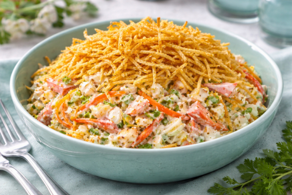 Крабовых салатов много, но с картофельной соломкой &mdash; просто шикарный: хрустящий и сочный одновременно