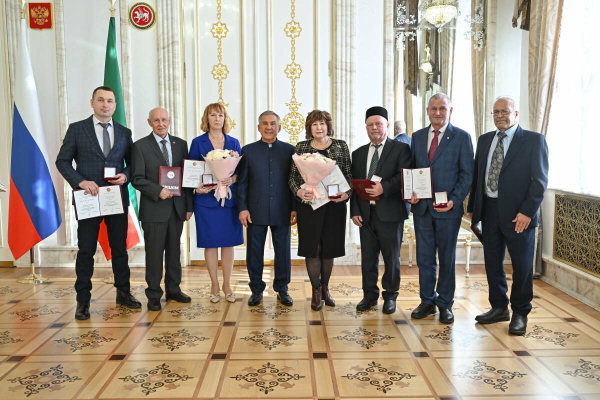 Рөстәм Миңнеханов Казан Кремлендә Татарстанның күренекле галимнәрен бүләкләде